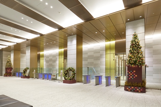 大崎ブライトタワー イルミネーション＆クリスマス装飾／オフィス 季節装飾 | WORKS | OASEEDS 第一園芸 | 植物でうるおいと